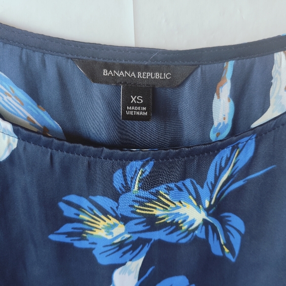 Banana Republic Dark Blue Floral Button Sleeve Blouse Size XS - Picture 3 of 12